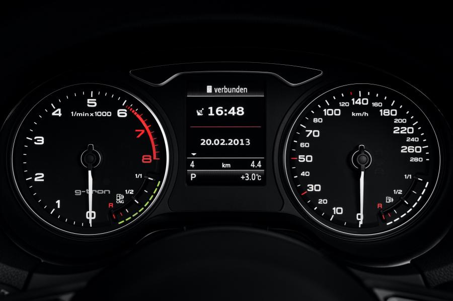 Панель приборов Audi A3 Sportback g-tron (8V) 2013 года  (WW) (фото 10 из 18)